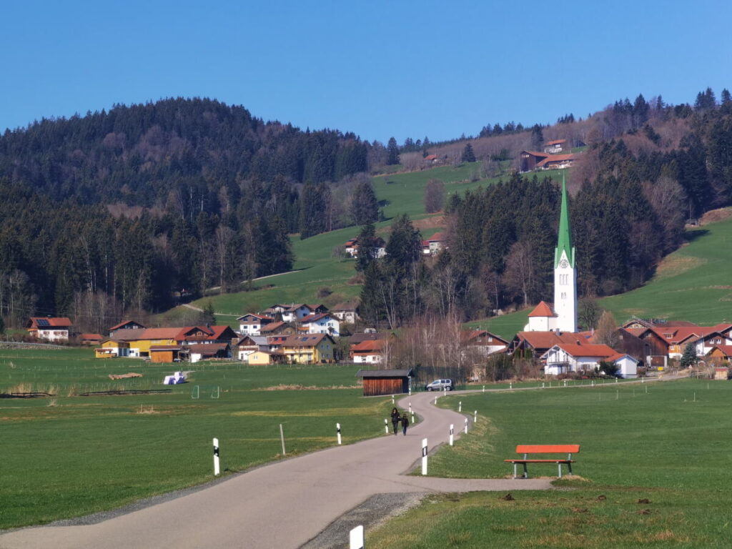 Geratser Wasserfall Wandern - aus dem Ort geht´s entlang der wenig befahrenen Straße