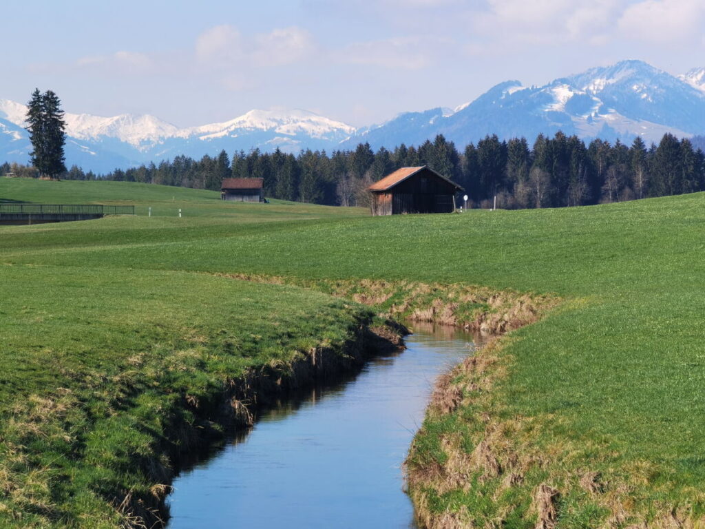 Zum Geratser Wasserfall Wandern - mit Bergblick, auch der Grünten ist zu sehen