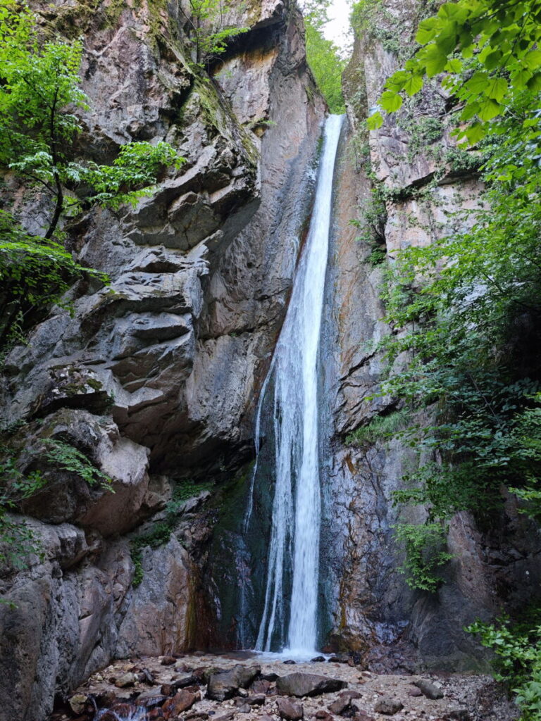 Der Wasserfall in der Rastenbachklamm in Südtirol