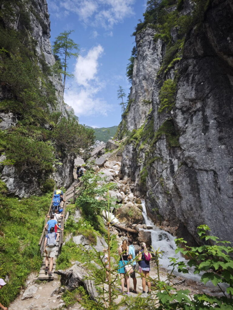 Durch die Silberkarklamm am Wasserfall wandern