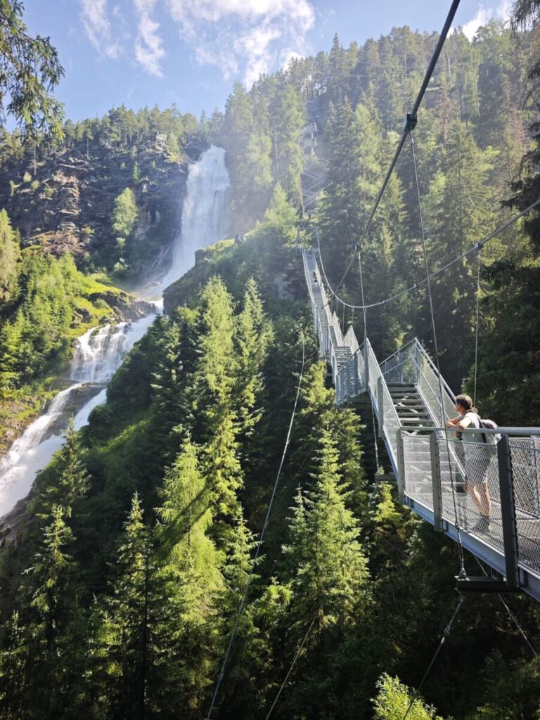 Stuibenfall Hängebrücke an Tirols größtem Wasserfall